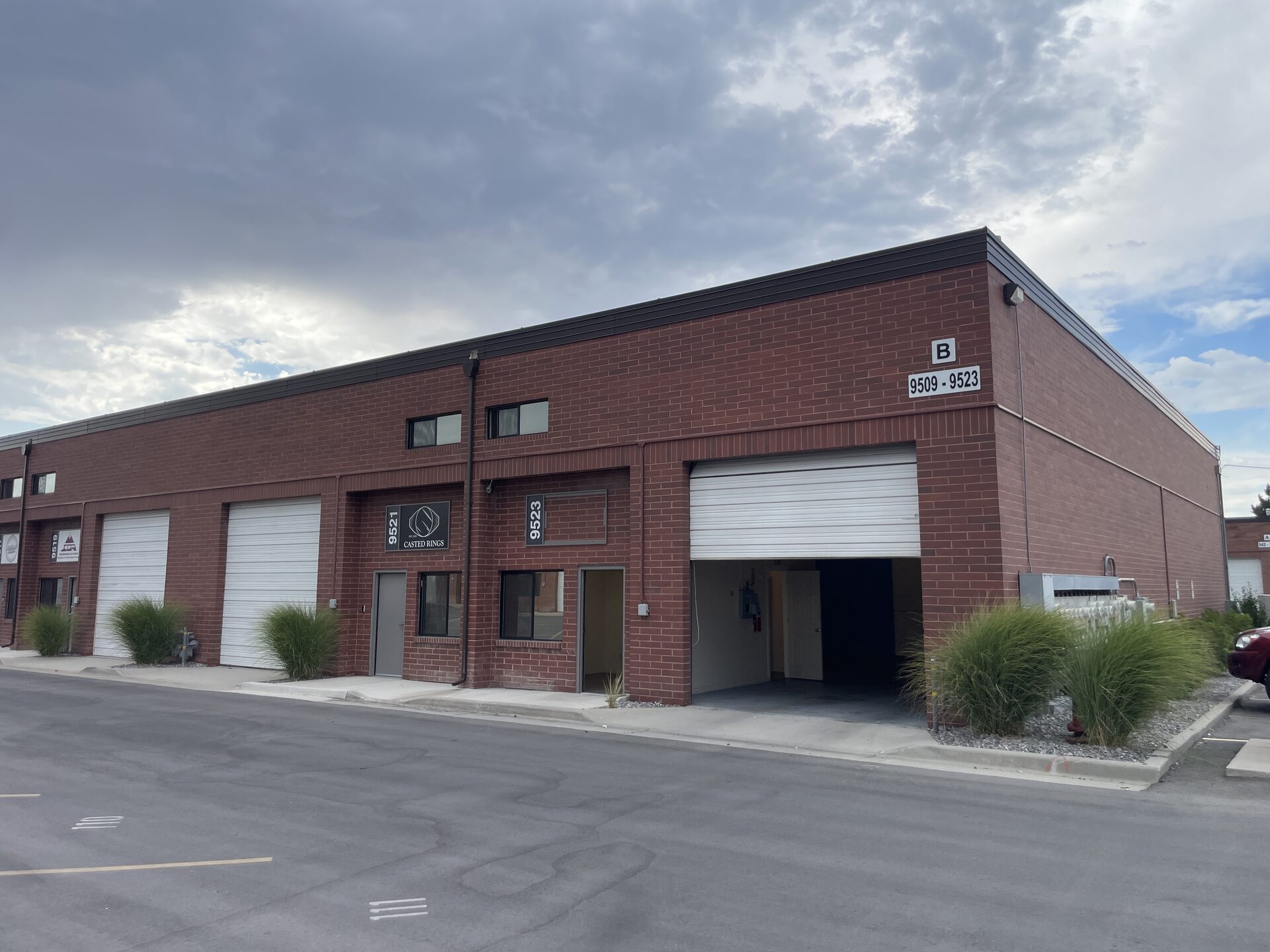 Exterior of Unit 9523 end cap at Sandy Industrial Park, Building B